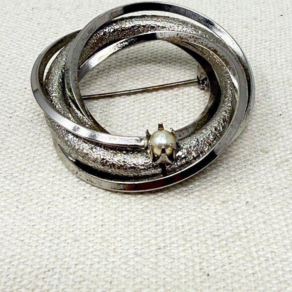 Vintage Open Twisted Circle Brooch Silver-Tone Faux Pearl Mid-Century Classic‎ - Picture 2 of 10